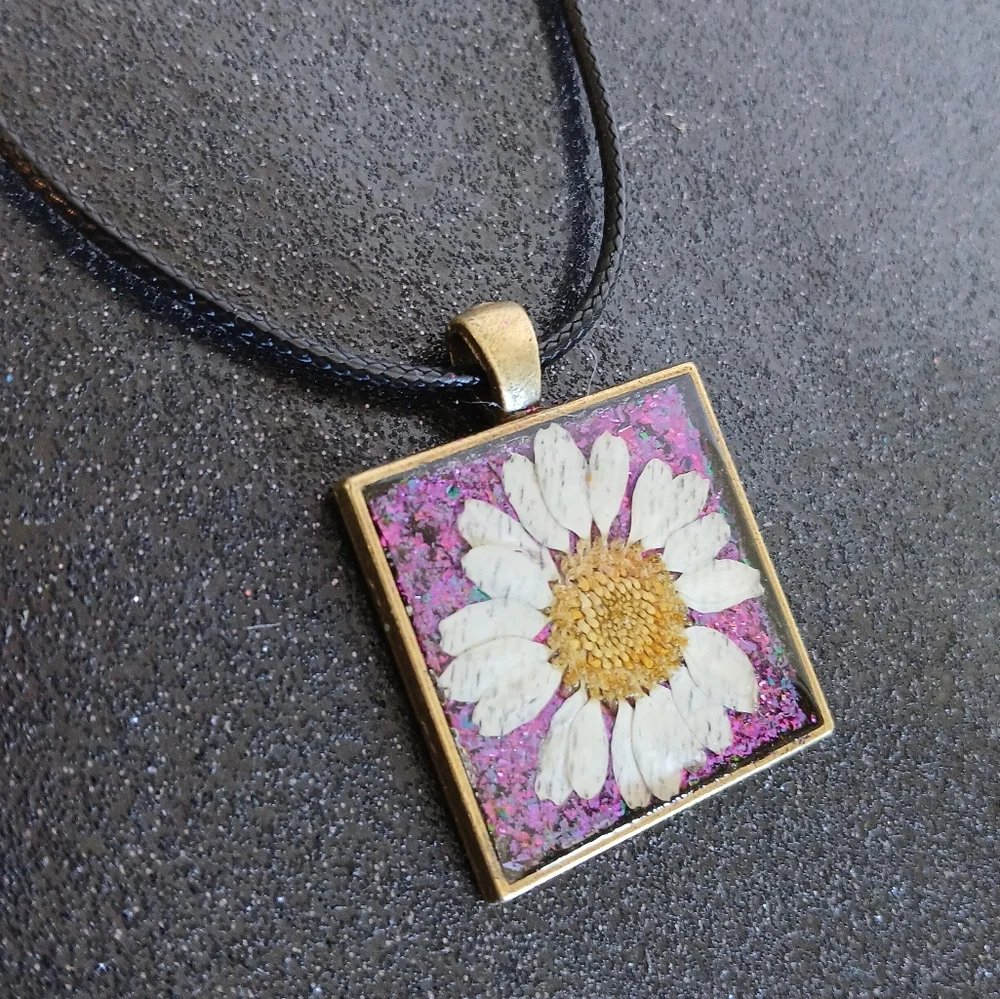 Rainbow color shift white daisy flower bronze pendant on black cord necklace new - Picture 1 of 8